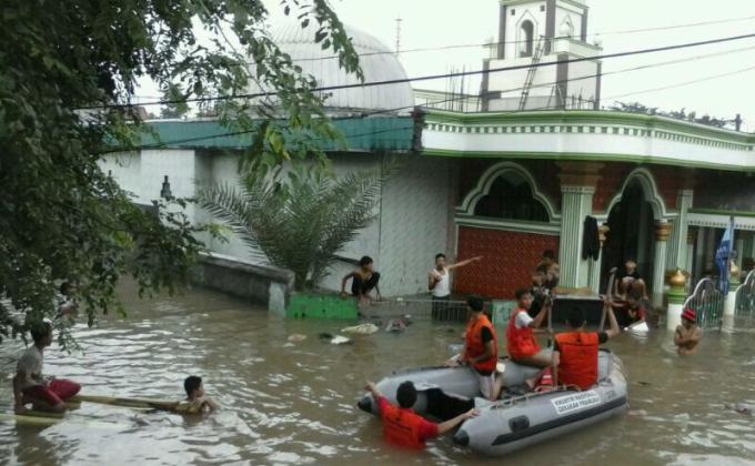 Pramuka Peduli Kota Bekasi melakukan evakuasi korban banjir