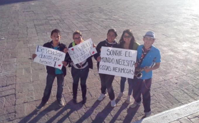 "Se venden dulces por besos"