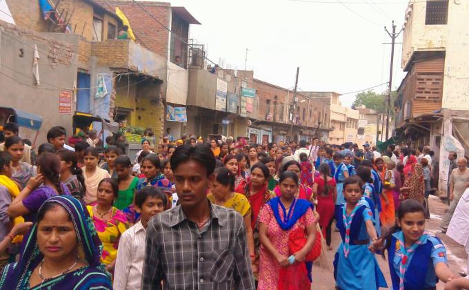 आगरा कॉलेज आगरा के रोवर्स और रेंजर्स ने साईं बाबा शोभा यात्रा में दी सेवा |