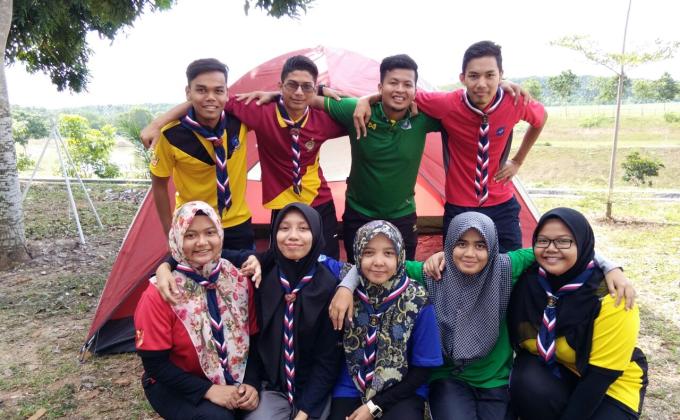 Latihan memasang khemah
