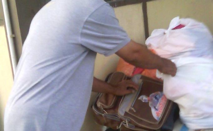 Menerima sumbangan pakaian  baik dari En. Mizan kepada En.Azli,coordinator projek bantuan pakaian terpakai kepada.golongan yang memerlukan