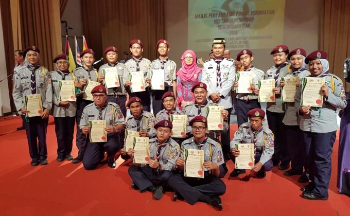 MAJLIS PINGAT 100 TAHUN PENGAKAP SARAWAK DAN PENGKALUNGAN ANUGERAH KETUA PENGAKAP NEGARA (RAMBU PENGAKAP REMAJA) 2016