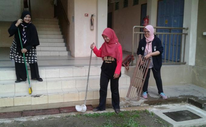 PROGRAM KEMASYARAKATAN DAN KHIDMAT SOSIAL: GOTONG-ROYONG DI SEKITAR ASRAMA MUSLIMAT UNIVERSITI SULTAN ZAINAL ABIDIN