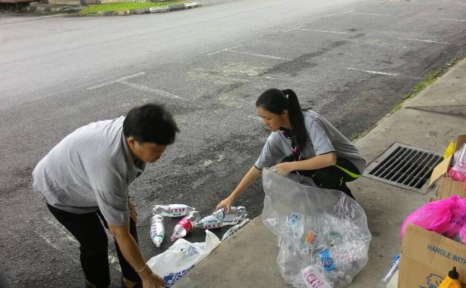 Membantu pihak Tzu Chi dalam aktiviti kitar semula 