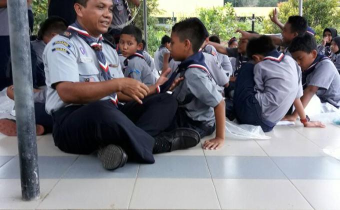 Memberi ceramah kepada peserta skim lencana