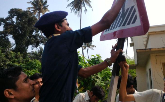 Traffic sign board cleaning