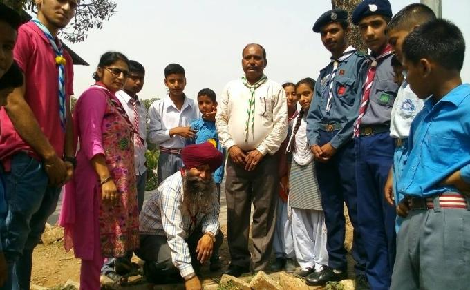 Kailash rover open crew kangra ne Govt s.s.school jawali ke scout & guide k sath aj paryabaran divas manaya