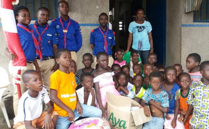 Remise de dons à un orphelinat