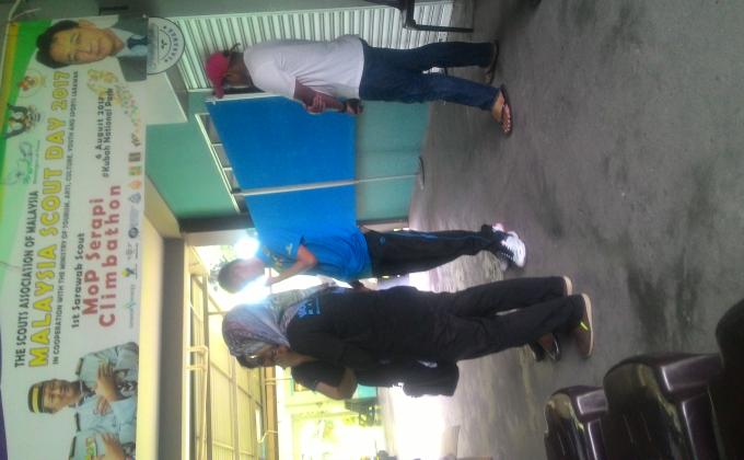 Gotong royong dan menyampaikan baju climbathon di hq sarawak