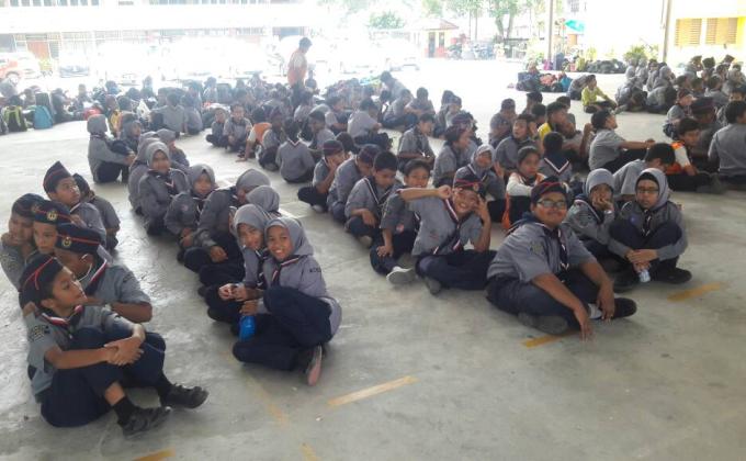 Educates boy scouts for keris gangsa and keris perak badges
