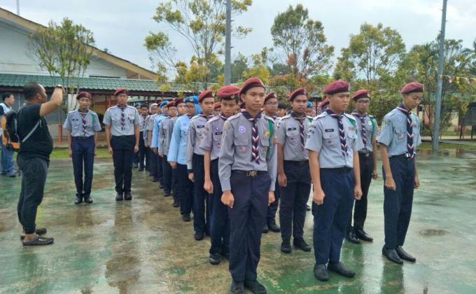 Latihan Kawad Lintas Hormat Kedua di SMK Tun Abang Haji Openg