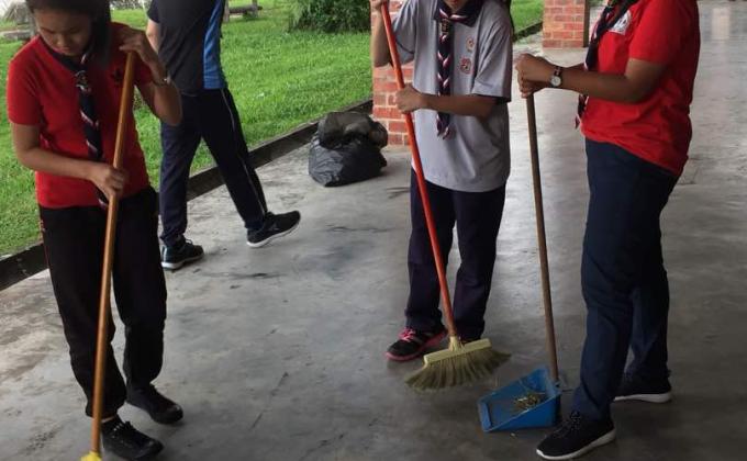 Gotong-royong di dewan masyarakat Batu Kawa