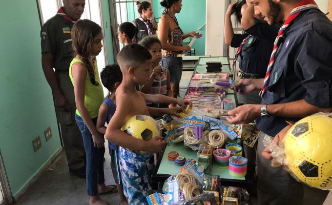 Distribuição de brinquedos no dia das crianças