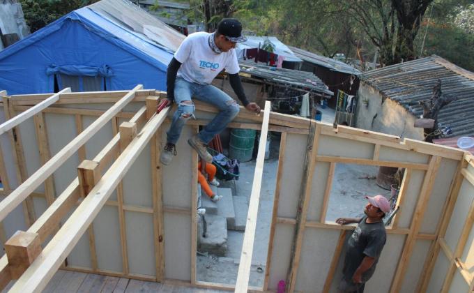Construcción de viviendas temporales en el estado de Morelos