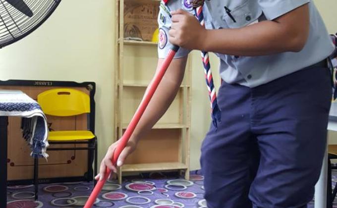 Pengakap Tolong Kerja Membersih Di Pusat Transit Gelandangan