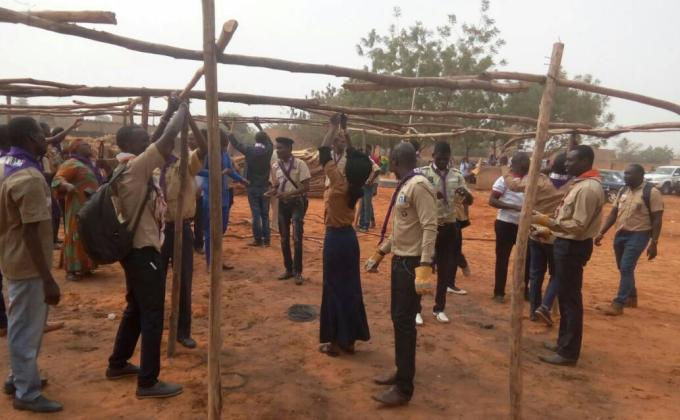 Les Scouts du Niger Aide a la reconstruction d'un etablissement scolaire devasté par un incendie