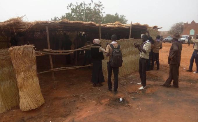 Au Niger les scouts Aident a la reconstruction d'un etablissement scolaire devasté par un incendie