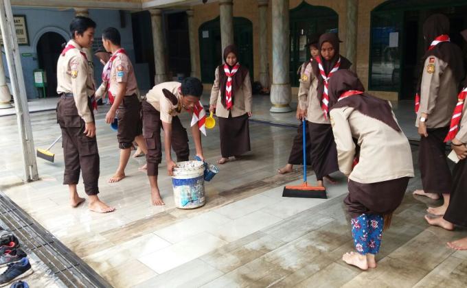 Bakti sosial membersihkan mesjid