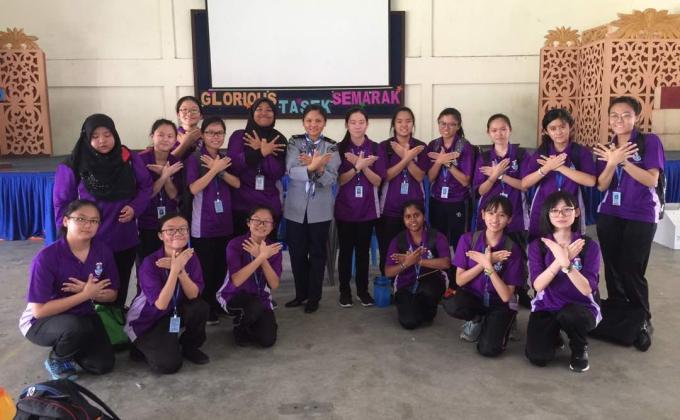 Taklimat Messenger of Peace(MoP) oleh koordinator MoP Johor Bahru, Cik Tan Kuan Tee dari SJK(C)Foon Yew 1 