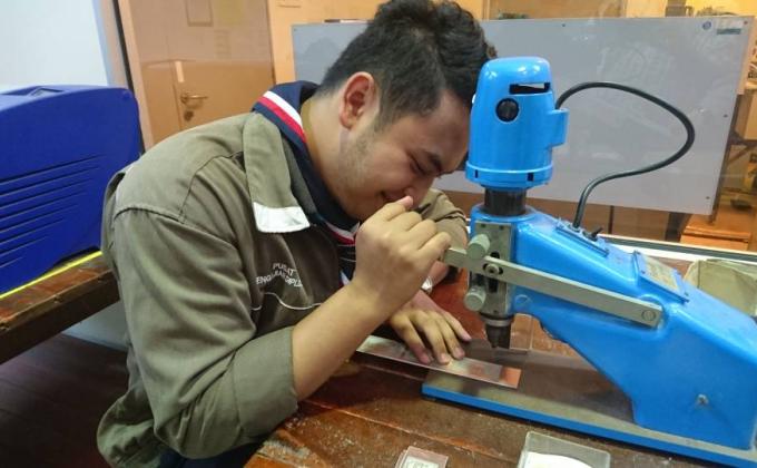 Making of electrical circuit for solar light lamp