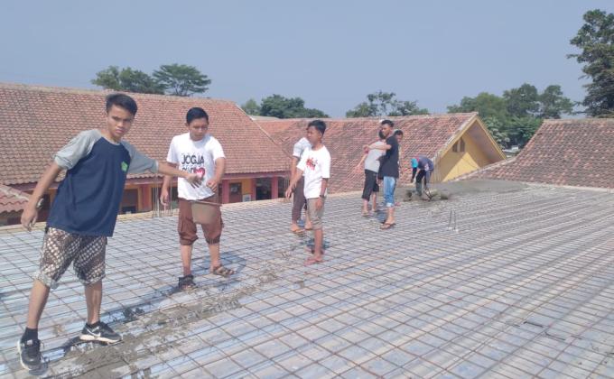 Gotong royong berasama masyarakat