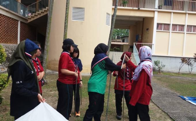 Latihan Memasang Khemah
