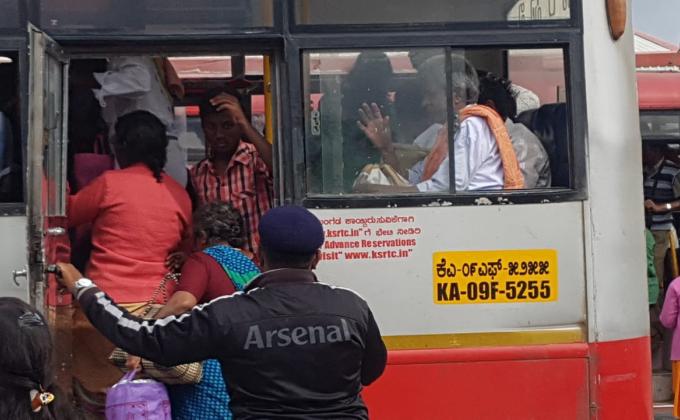 "ಭೀಮನ ಅಮಾವಾಸ್ಯೆ"ಪ್ರಯುಕ್ತ ಬಸ್ ನಿಲ್ದಾಣ ಮತ್ತು ದಾಸೋಹದಲ್ಲಿ ಸೇವಾಕಾರ್ಯ 