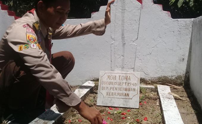 Membersihkan makam pahlawan