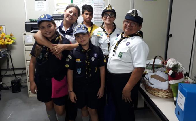 Cartão Social - escoteiros ajudando a enviar as boas novas no Natal 