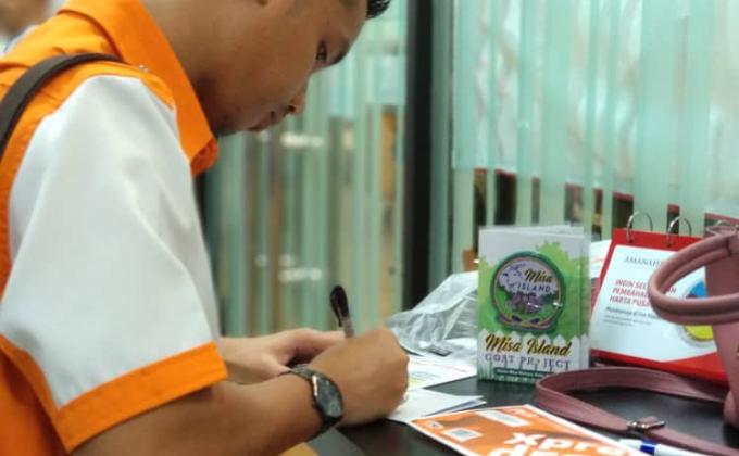 (Misa Island Goat Project: Update 6) Mengepos Lencana Kepada Pembeli