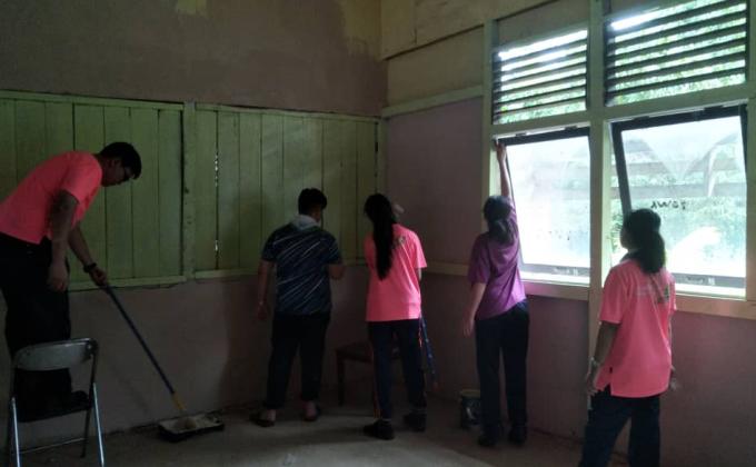 Kerja Pembersihan dan Pengubahsuaian Kelas di Aruk, Kalimantan, Indonesia