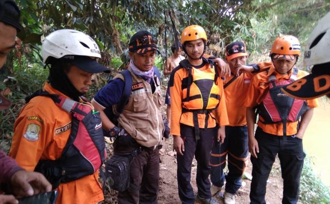 Pramuka membantu mencari korban tenggelam