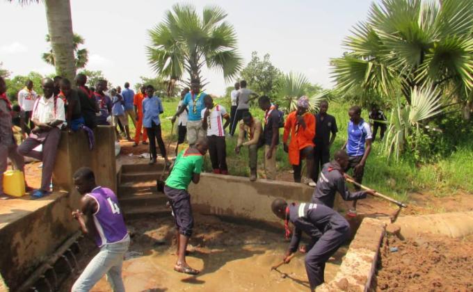 Cleaning the spring of majengo 