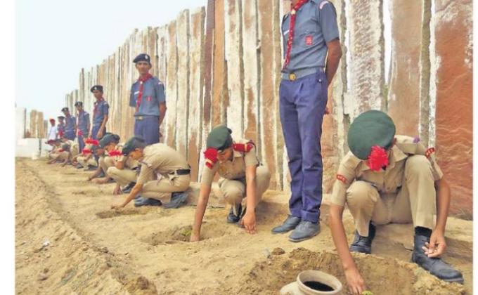 पानी की बचत के लिए रोवर्स ने 4 हजार साल पुरानी एक पौधा-एक मटका पद्धति से किया पौधारोपण 