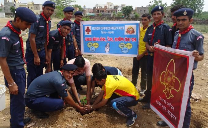 उजास रोवर ने friendship day पर पौधा-रोपण किया।