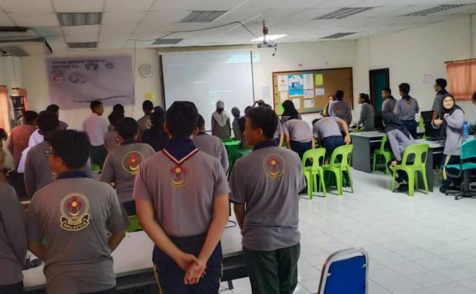 Melihat tayangan filem pengakap 