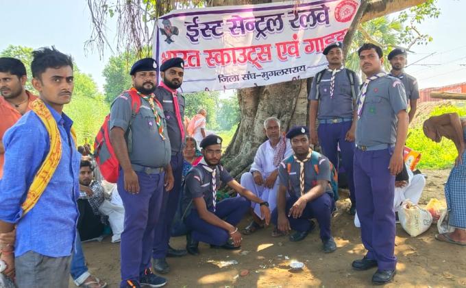 Gaya Railway Station ke Punpun river pr piktarpak me service dete Rovers and leaders...