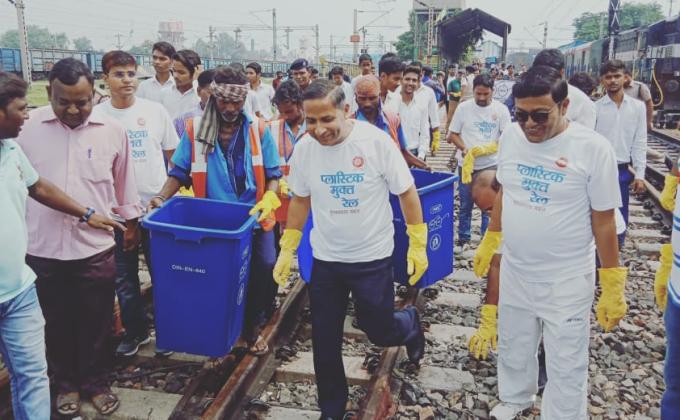 Mughalsarai Railway Station pr saf safai abhiyan calate hue... 