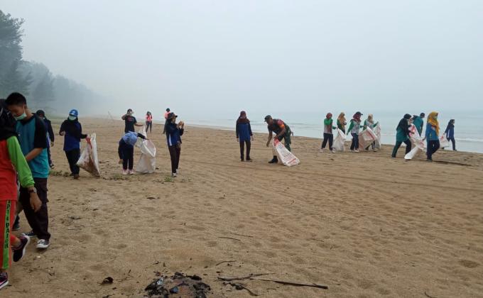 Pembersihan pantai Temajuk