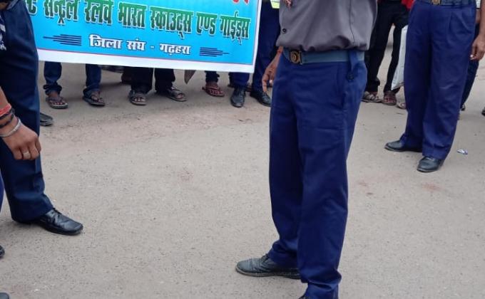 khagriya Railway Station pr saf safai abhiyan kr ke logo ko savchata ke parti jagruk kiya.. jila sang Barauni... 