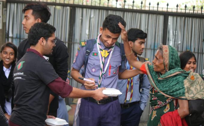 পথ শিশু ও পার্কের সকলের মাঝে খাদ্য বিতরন-২০১৯