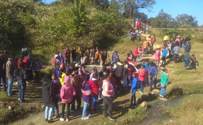 Cleaning the surroundings .