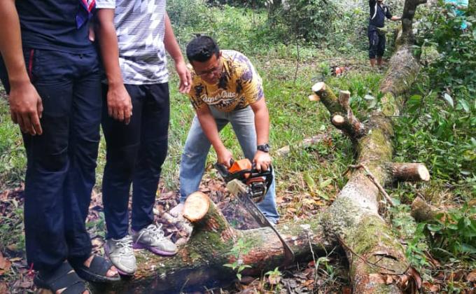 Gotong Royong di Kem Pusu 40
