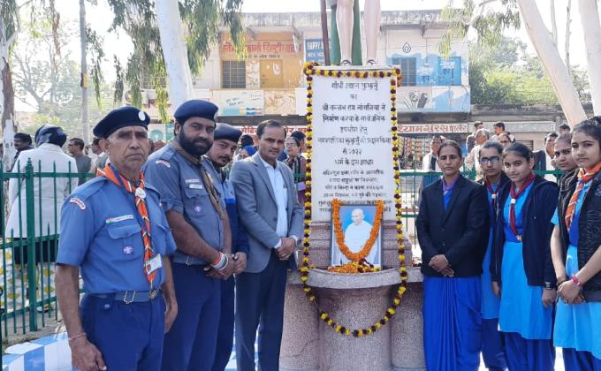 राष्ट्रपिता को श्रंद्धाजलि अर्पित की ।