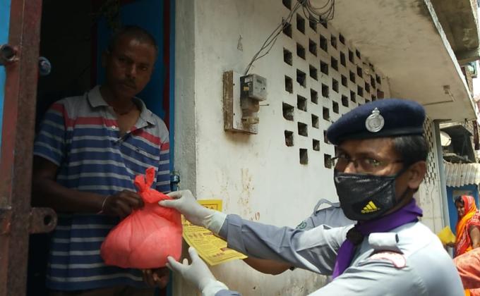 जीरो हंगर पर कार्य करते हुए जरूरतमंद लोगों के बीच भारत स्काउट और गाइड सारण के द्वारा वितरित किया गया राशन सामग्री(आटा, चावल,आलू और अन्य किराना सामग्री)