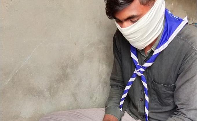 मास्क बनाते हुए