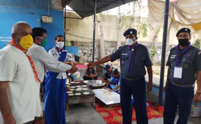 स्काउट रसोई में भामाशाह द्वारा सहयोग राशि भेट करते हुवे