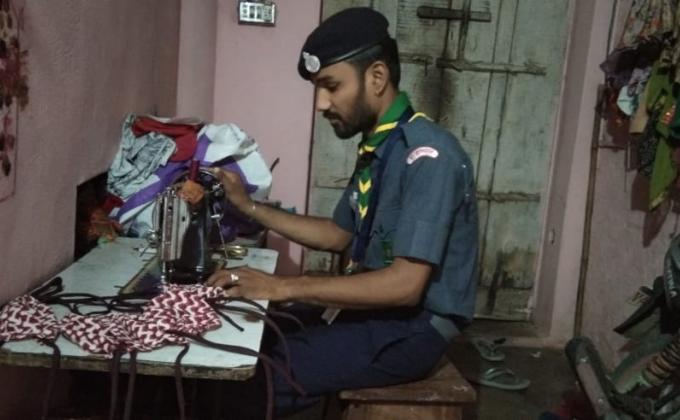 मास्क बना कर रोवर रेंजर्स कर रहे सहीयोग।