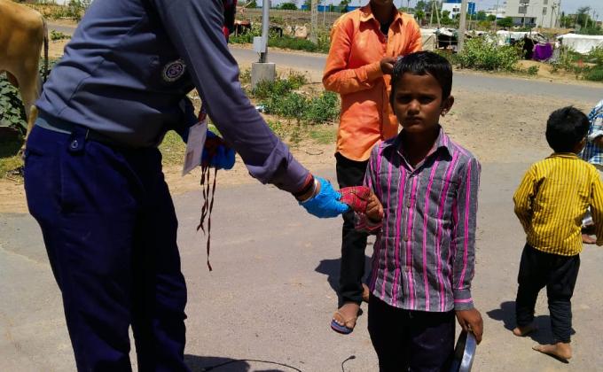 बच्चो को मास्क वितरित किये ।