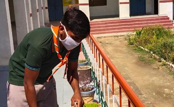  पेड़ पौधों में पानी डालते हुए